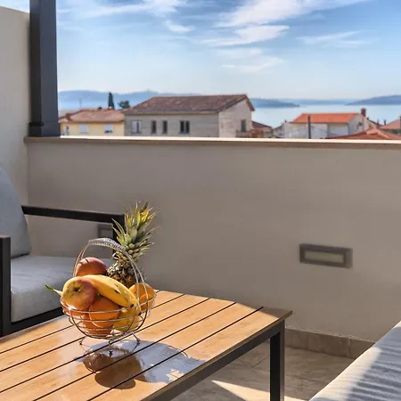 3rd Floor Apartment *
