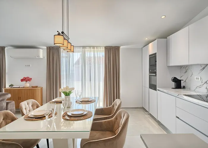 3rd Floor Apartment *